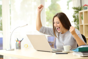 femme entrepreneur qui célèbre