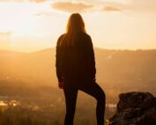 Femme qui voit la lumière dépasse ses peurs