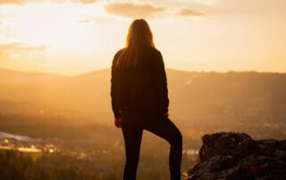 Femme qui voit la lumière dépasse ses peurs