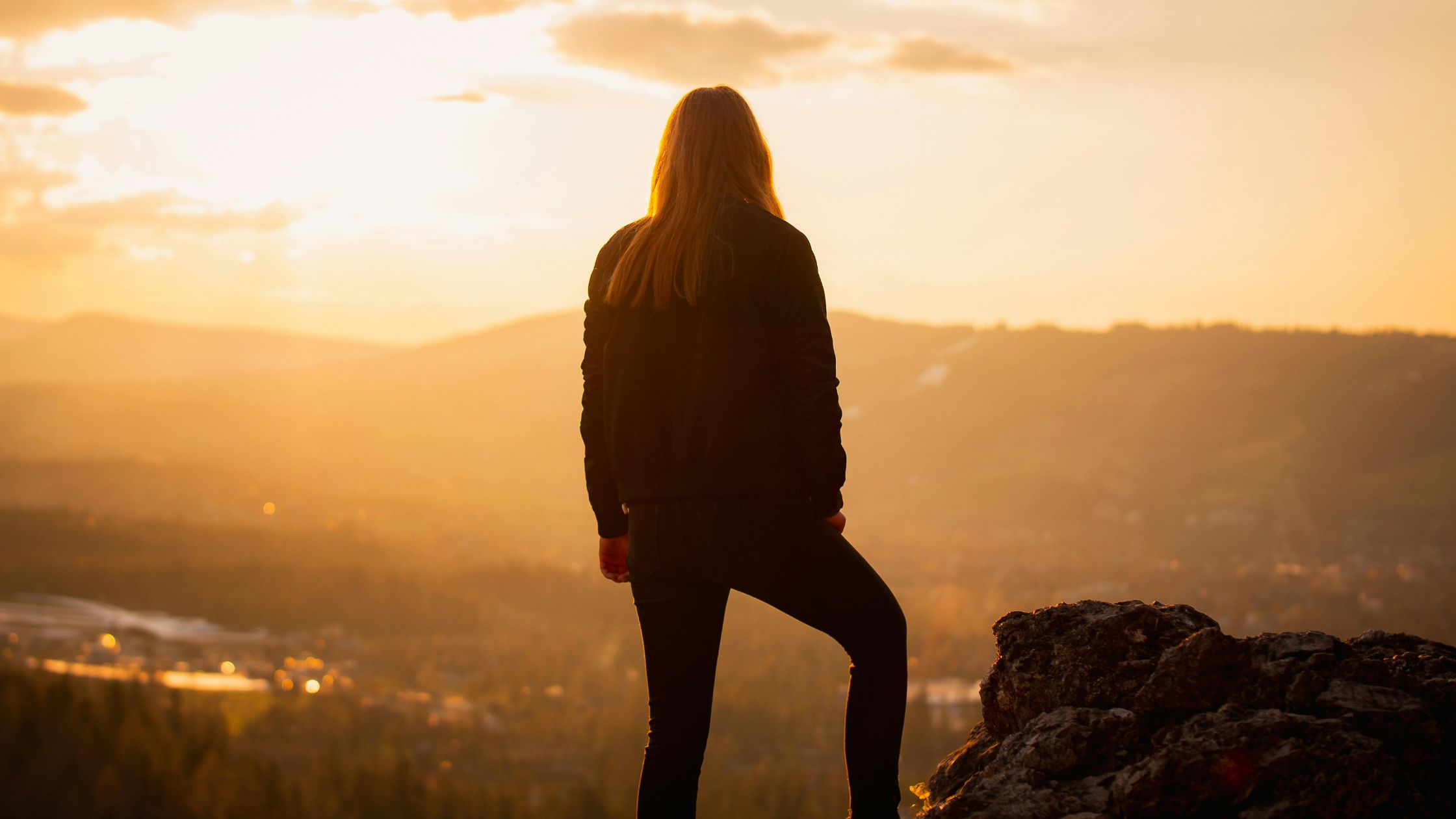 Femme qui voit la lumière dépasse ses peurs